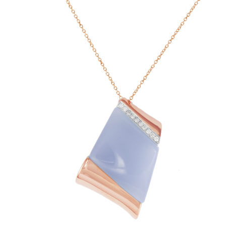 Pendente in oro rosa con diamanti bianchi e calcedonio lilla Collezione Kult Oro 18 carati Diamanti bianchi: carati 0,09 - qualità G/VS Calcedonio lilla: carati 11,42 Lunghezza catena: 45 cm